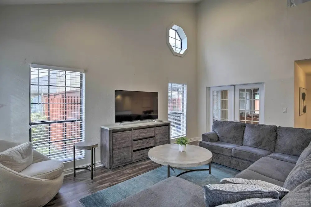 Game Room & Private Pool: Richardson Retreat