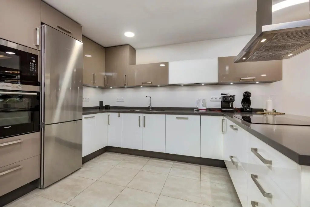 FIVE STAR 3 bedroom Apt in ideal location - RDR237