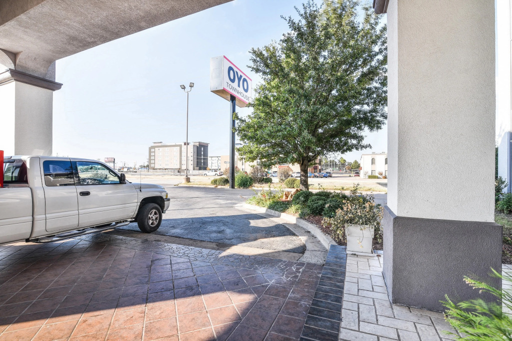 OYO Townhouse Oklahoma City Airport