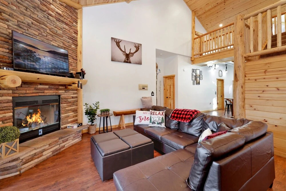 2070-five Bears Cabin 6 Bedroom Home by Redawning