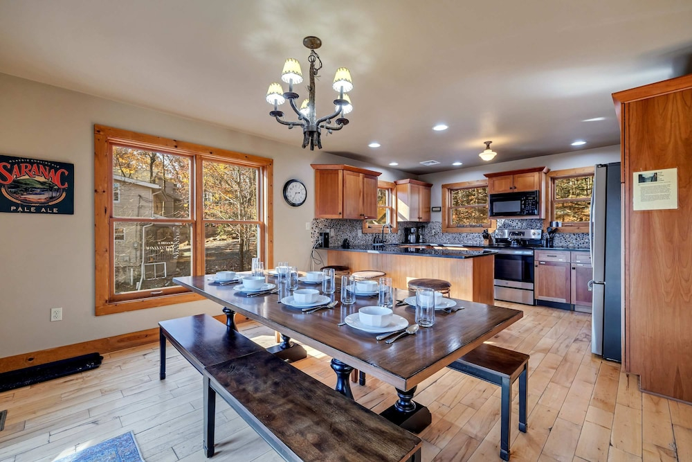 Fam-friendly Cabin Mins 2 Beach Ski w Hot Tub