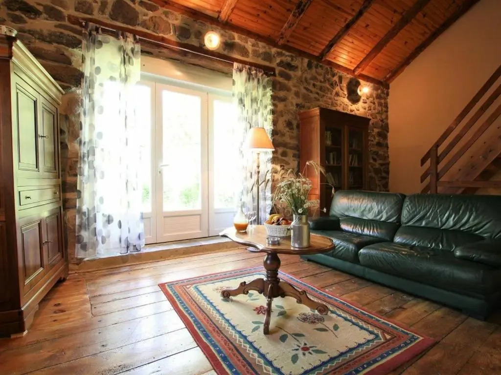 Location authentique avec cheminée et toit de chaume, proche nature et activités à St-Front - FR-1-582-291