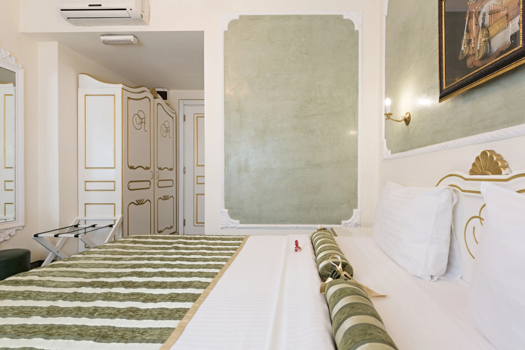 Queens Astoria Design Hotel