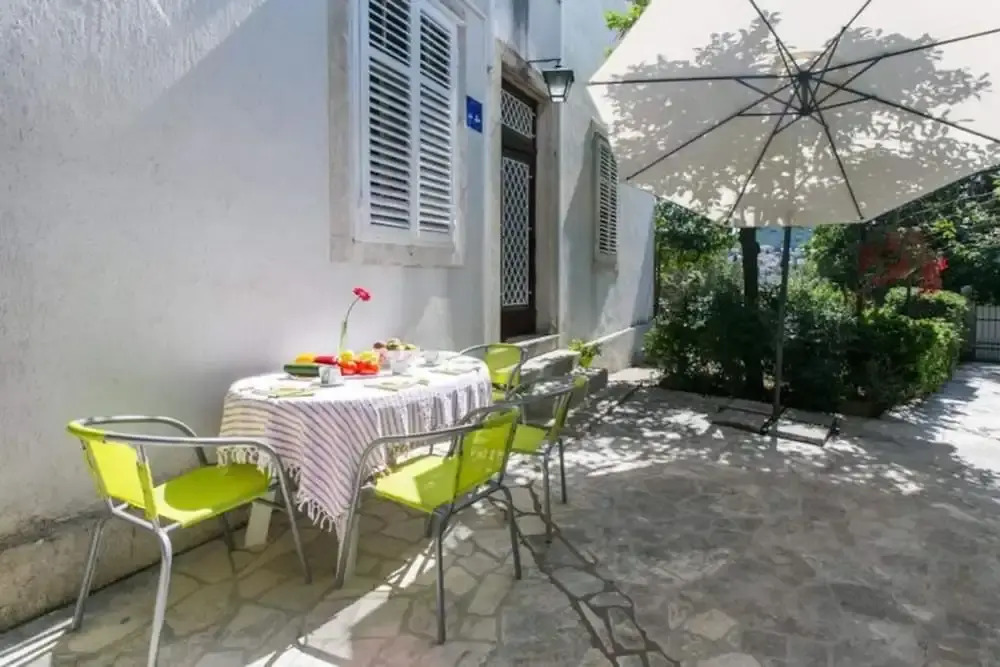 Apartment Blue & Green - Two-bedroom Apartment With Terrace and Garden View