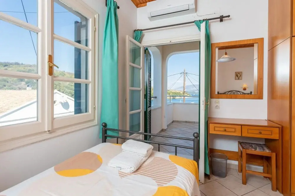 Alexandra Walk to Beach Sea Views A C Wifi Car Not Required - 218