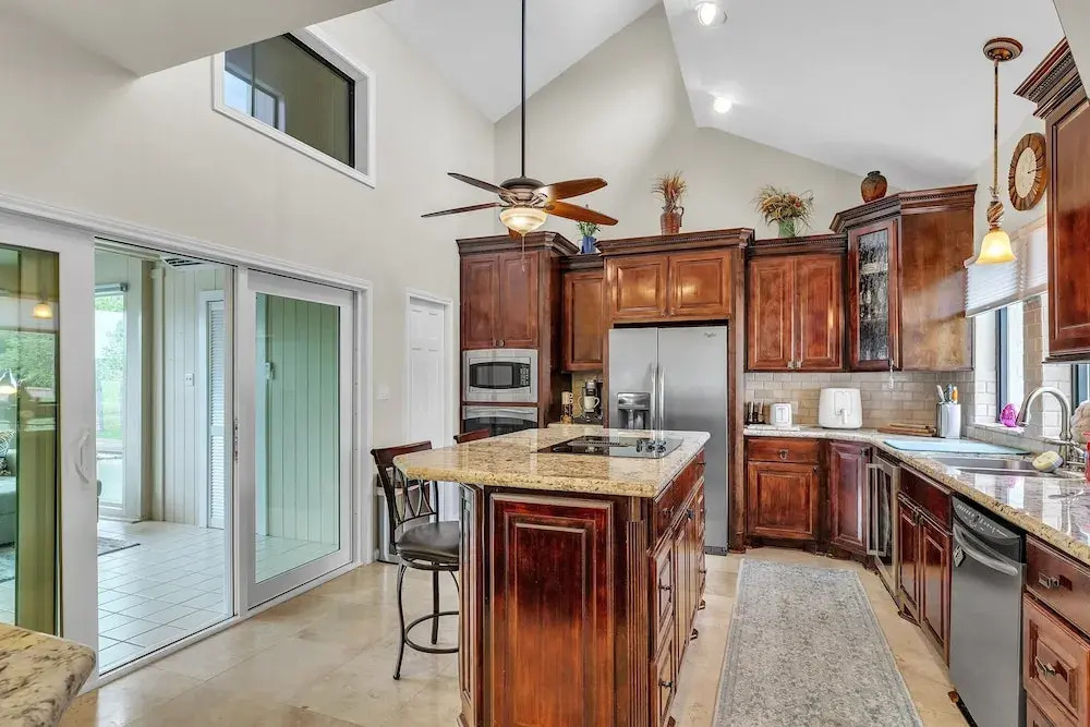 Lakefront Retreat With Private Pool, Hot Tub And Dock 4 Bedroom Home