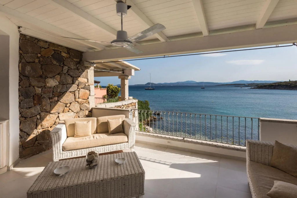 The apartment is located in the first row and directly overlooks the sea, being on the first floor a-S'Abba 81