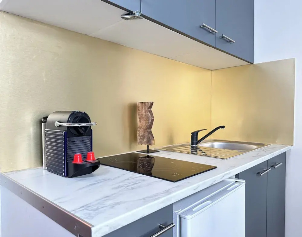 1601 Dumont