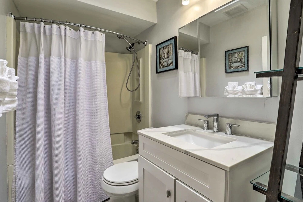 South Philly Townhome: 3 Mi to Center City
