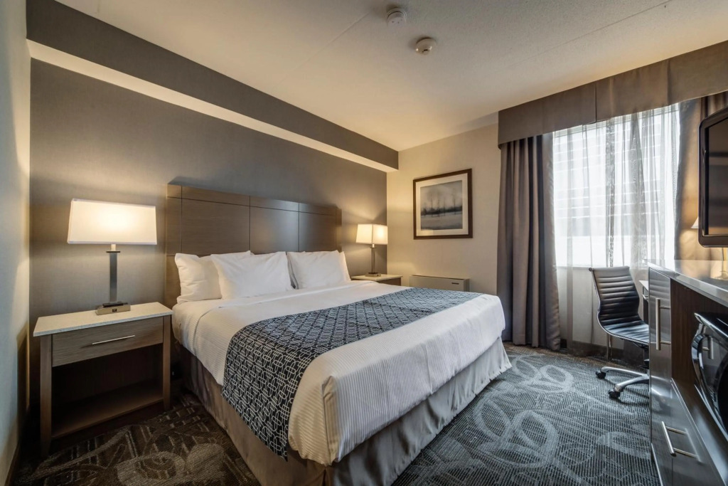 Monte Carlo Inn Airport Suites