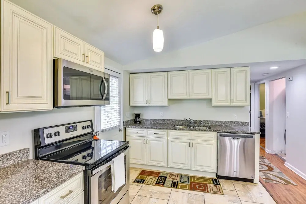 2 Mi to Warren Dunes: Sawyer Apartment w/ Deck!