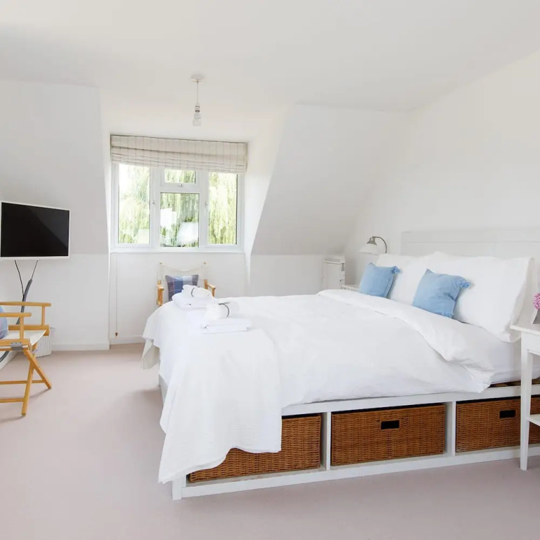Secluded rural retreat close to beach - sleeps 12