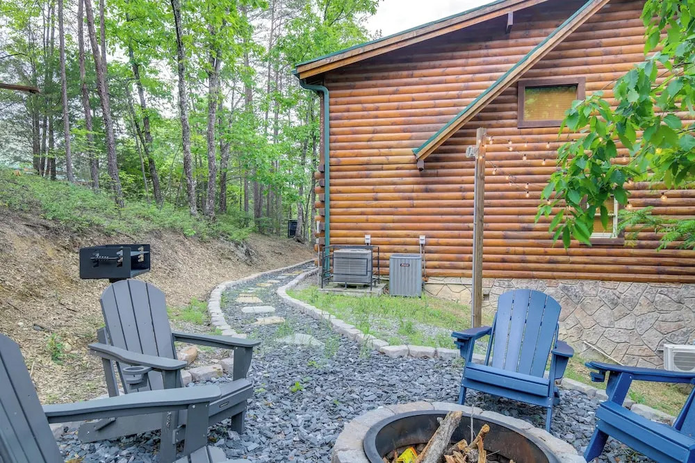Sevierville Cabin w/ Deck: Minutes to Pigeon Forge