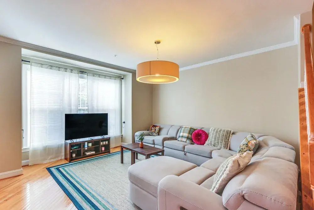 Modern 3BR Townhome 3 Mi to Dulles & Reston TC