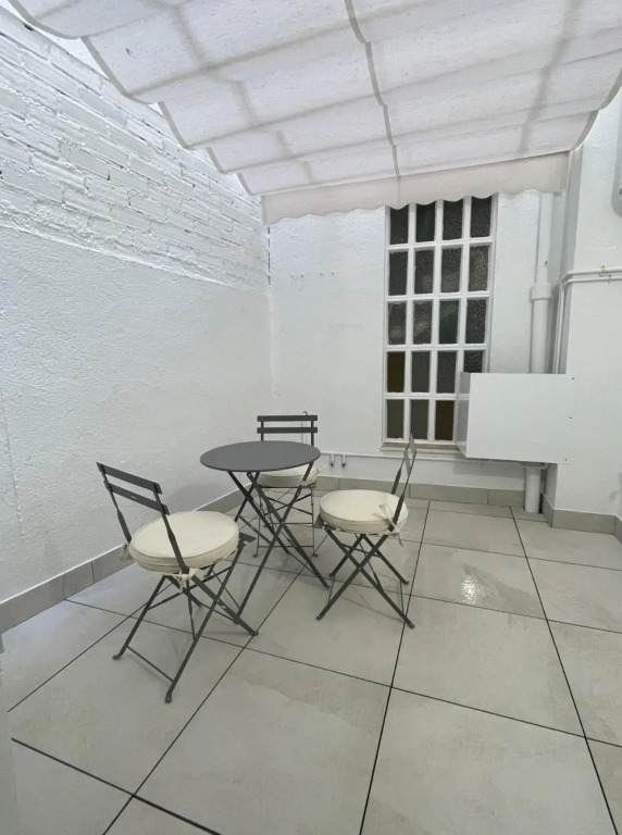 Apartamento Nuevo con patio, situado en el centro.