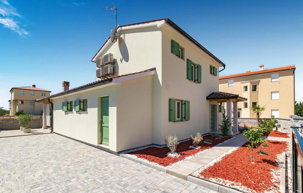 Gorgeous Home In Peroj