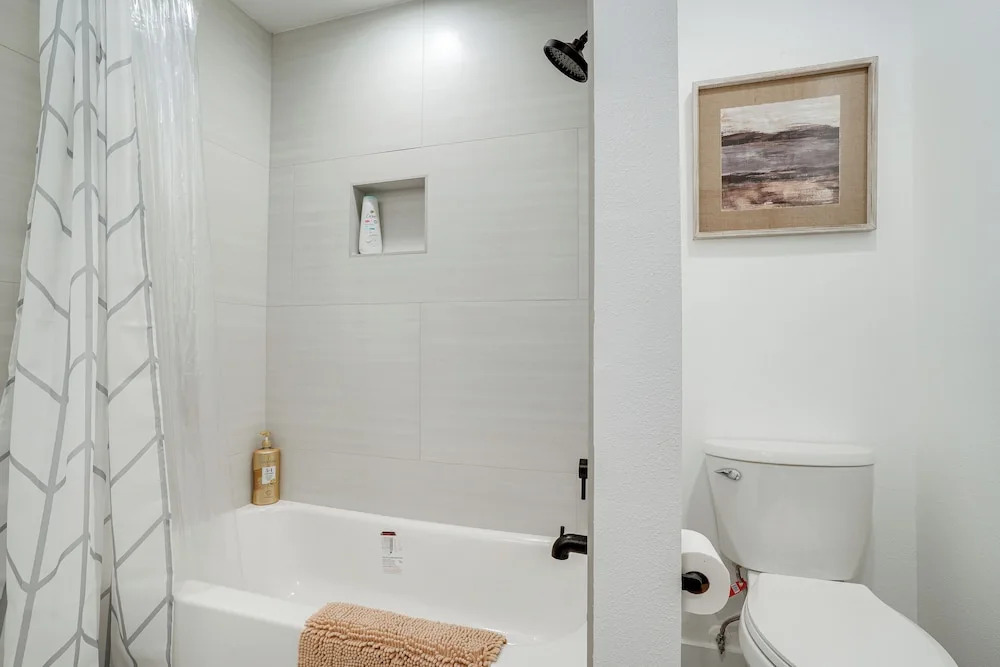 Chic Santa Paula Home w/ Mountain & City Views!