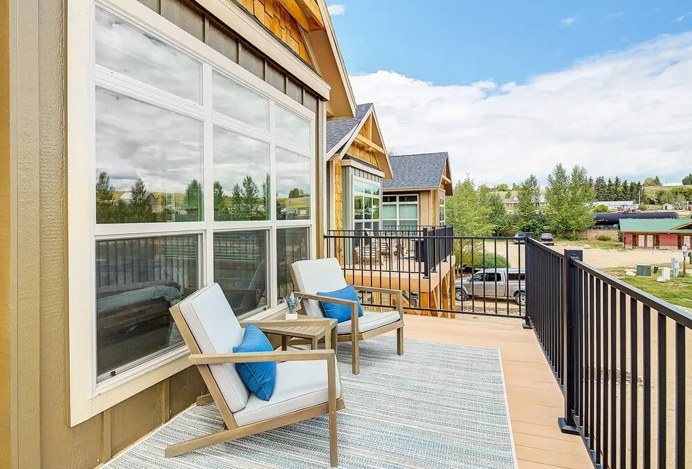 Modern Mountain Home Near Fraser River