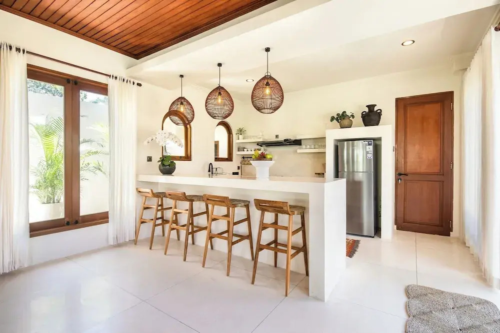 Spacious 4 BR Walking Distance to Finns Beach