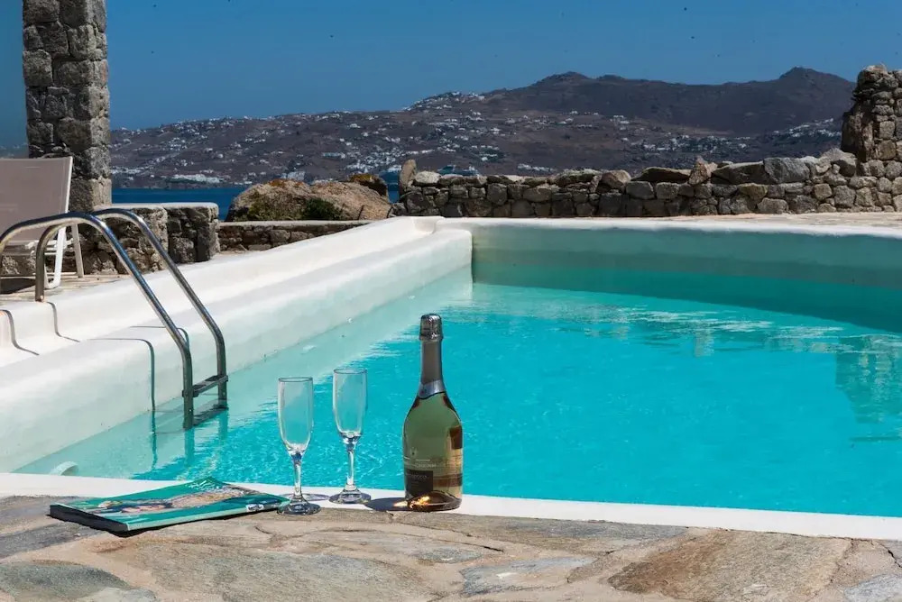 Elegant villa with ocean views & 2 pools