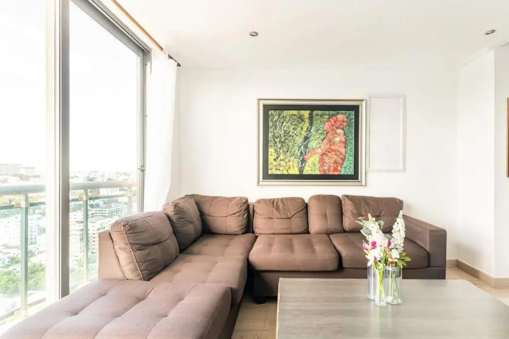 Luxurious 2BDR condo located in Prestigious Tower.