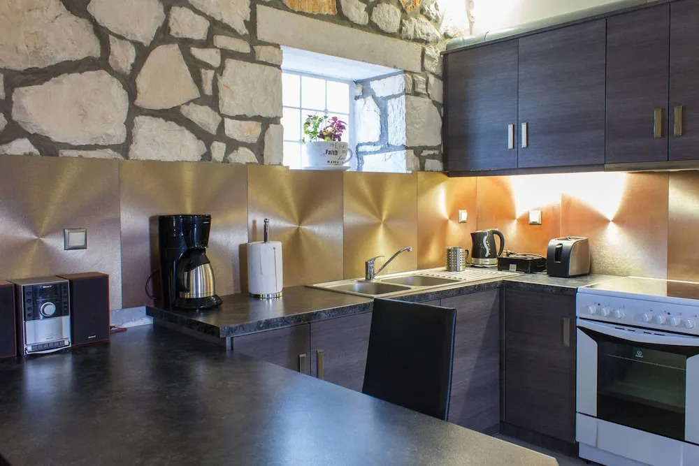Harmony Villa - Serene Villa for 6 Near Lagana With Private Patio and Parking
