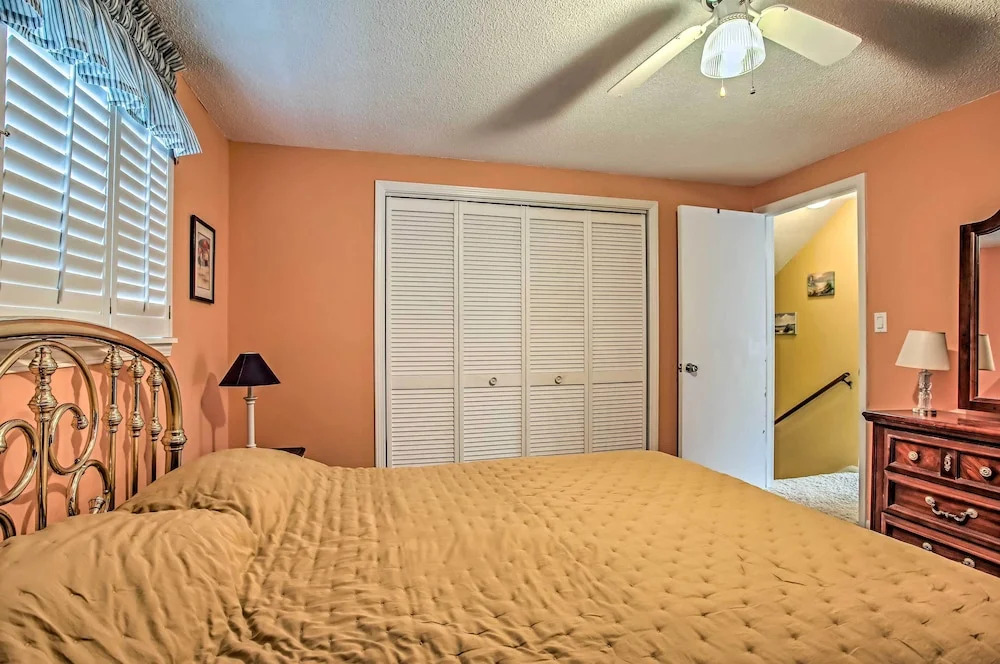 4 Mi to Barefoot Landing: North Myrtle Beach Home