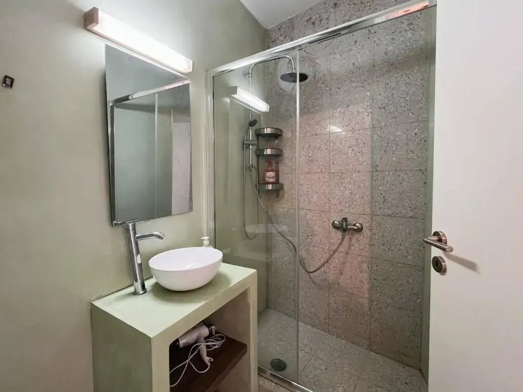Stathmos Larissis A, a cozy 2BR Apartment, Clo...