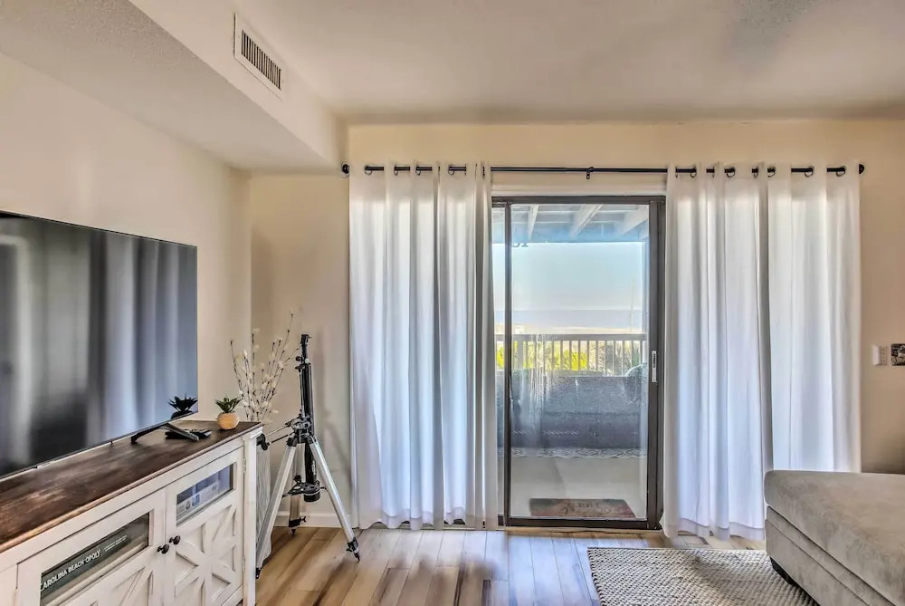Condo w/ Pool Access - Walk to Beach!