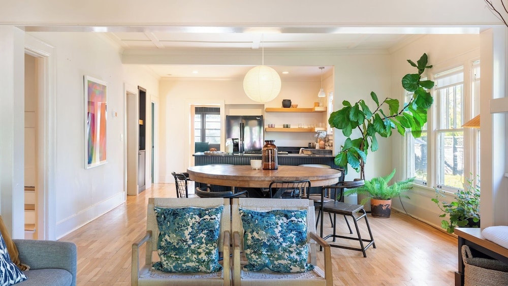 Southern Charm, Backyard Firepit, Outdoor Dining, Mins to Downtown Chapel House by Avantstay