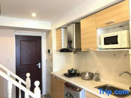 Platinum Apartment (Dalian Jinshitan Discovery Kingdom Light Rail Station)