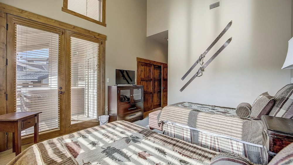 Mont Cervin 32 by AvantStay Ski In Ski Out Home in Silver Lake Village w Hot Tub