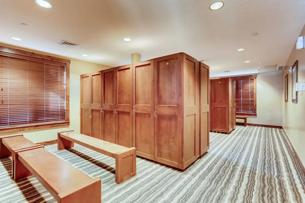 Luxury Water House Ski W/ Pool & Hot Tubs 3 Bedroom Condo
