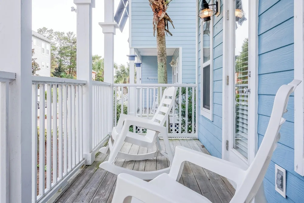 Pet Friendly - 2 Community Pools - Modern Beach House Charm