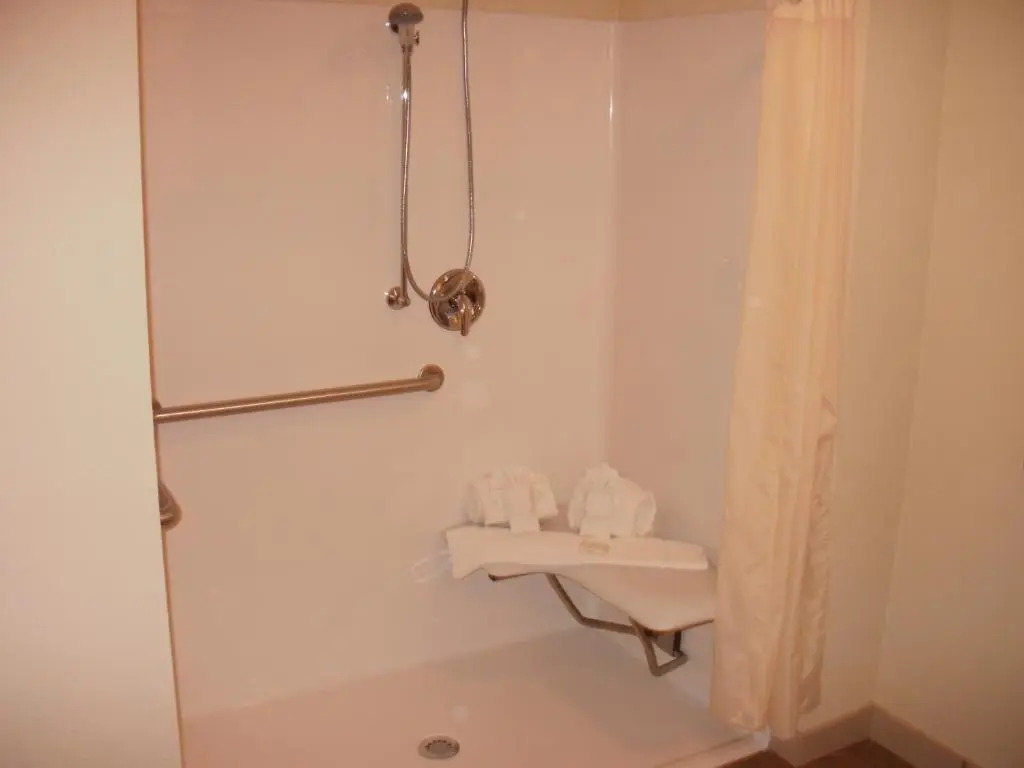 Mackinaw Beach and Bay Inn & Suites