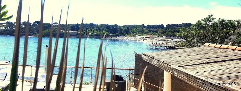 Les Flots Bleus