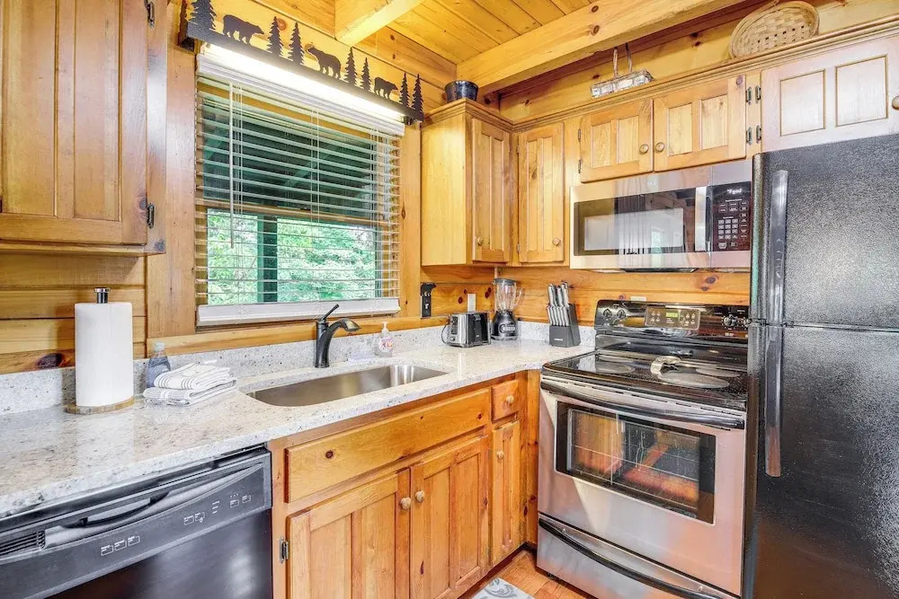 Pigeon Forge Cabin: Premier Location & Hot Tub