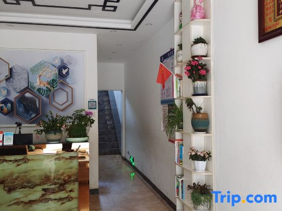Qujing Neighbor Youshe Theme Hotel