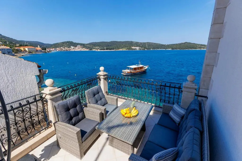 Seafront Apartment For4