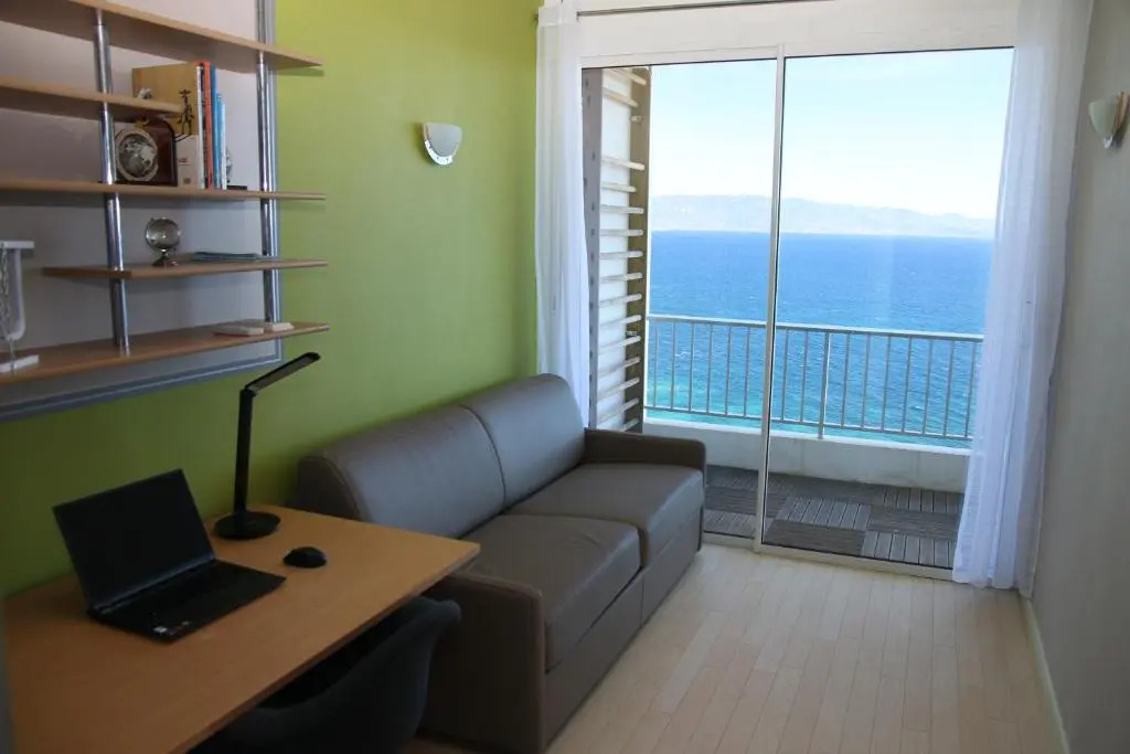 Flat with panoramic view of the Gulf of Ajaccio.