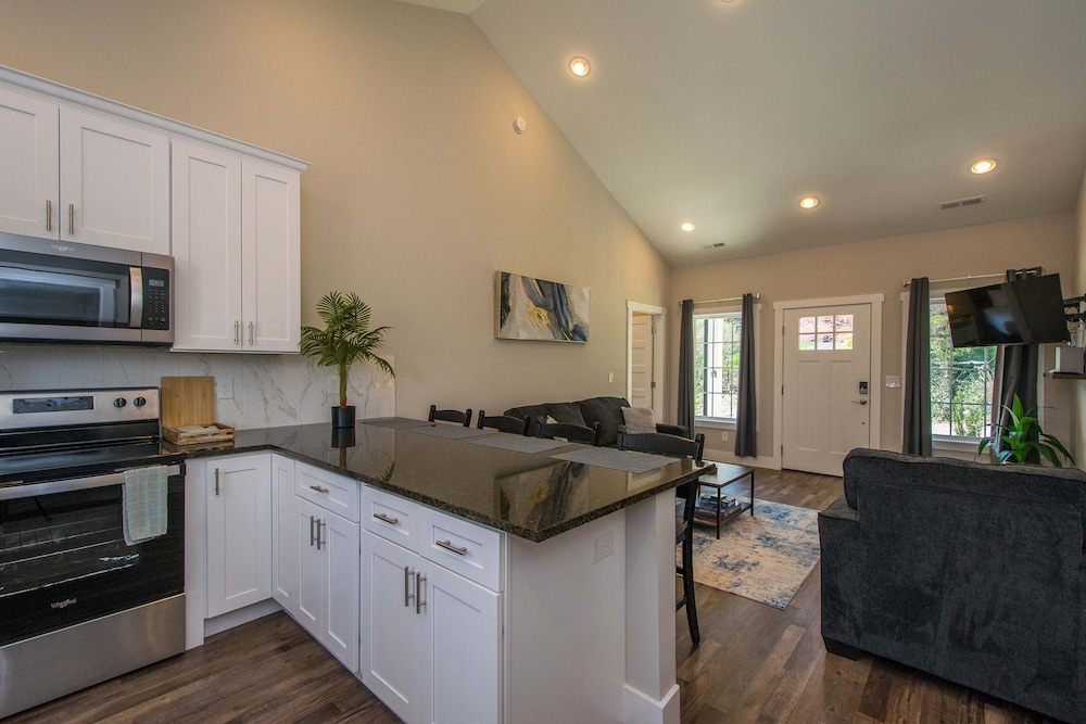 Modern Upper Retreat w Free Tix Deck 2 Suites