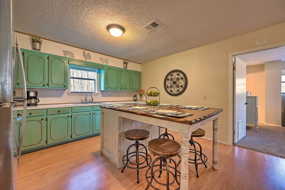 Pet-friendly 'shady Oaks' Broken Bow Gem w/ Patio!