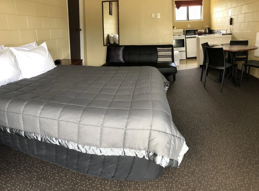 The Highwayman Motel