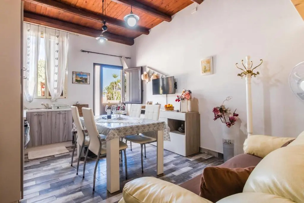 "The Cottage"with sea view, parking & wifi