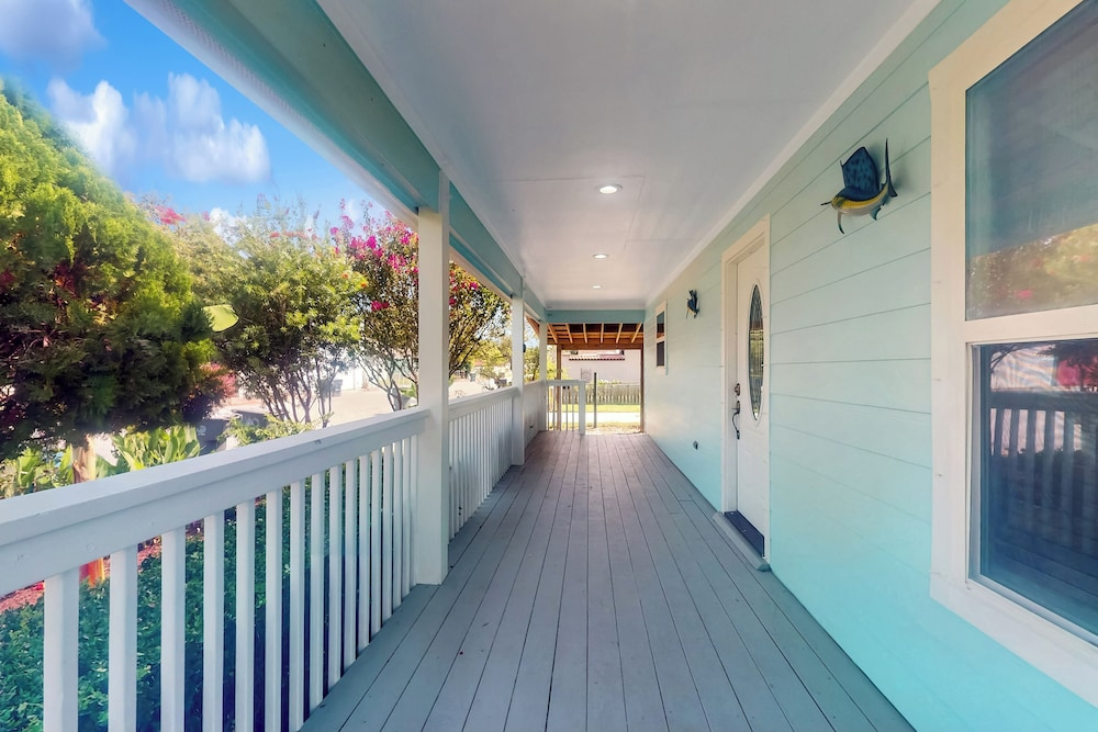 3BR Coastal Home w/ Coastal Design- Steps to Sand