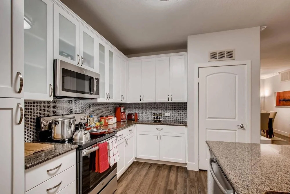 Immaculate 2BR/2BTH - Office/dining seating - Fast WIFI - Patio - Free Parking! (FV2)