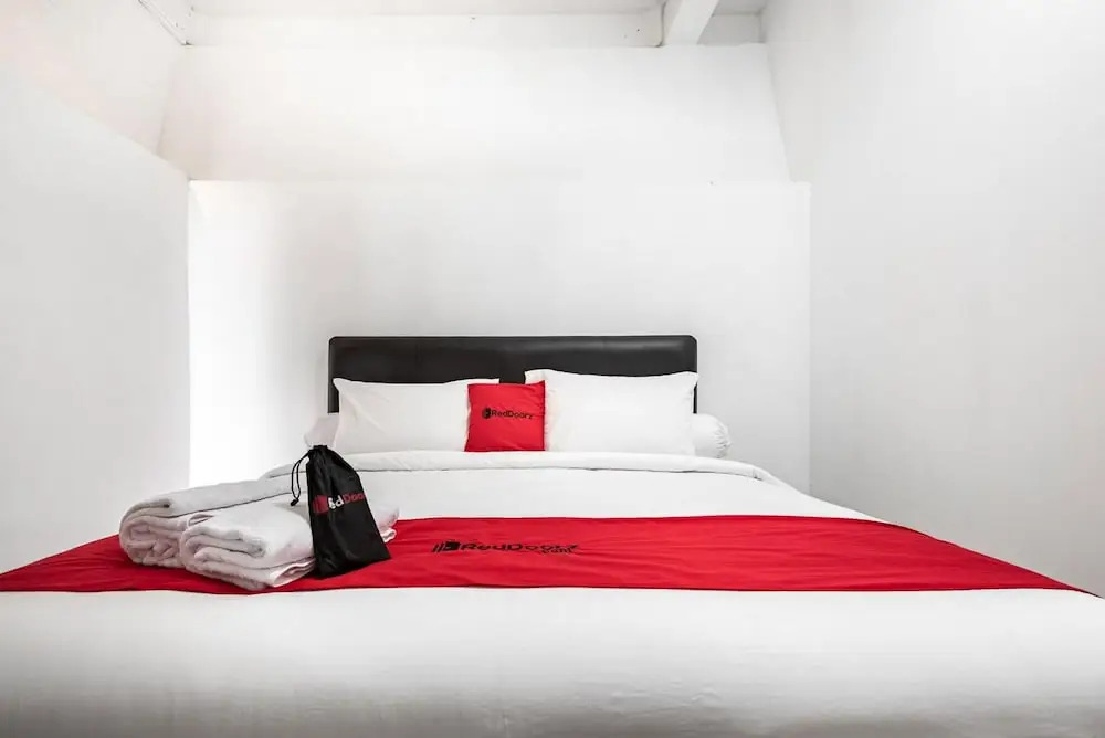 RedDoorz @ Mega Indah Villa Estate G16