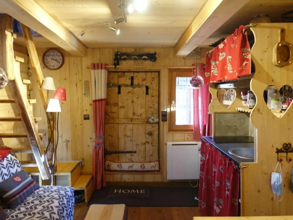 Charmant Mazot Savoyard à Hauteluce: Idéal pour Couple, Proche Commerces et Ski, Bien Équipé - FR-1-342-263
