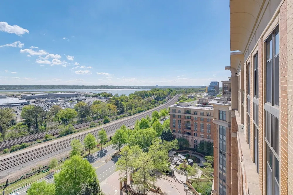 1 Mi to DCA Airport: Potomac Yard Apt w/ Pool