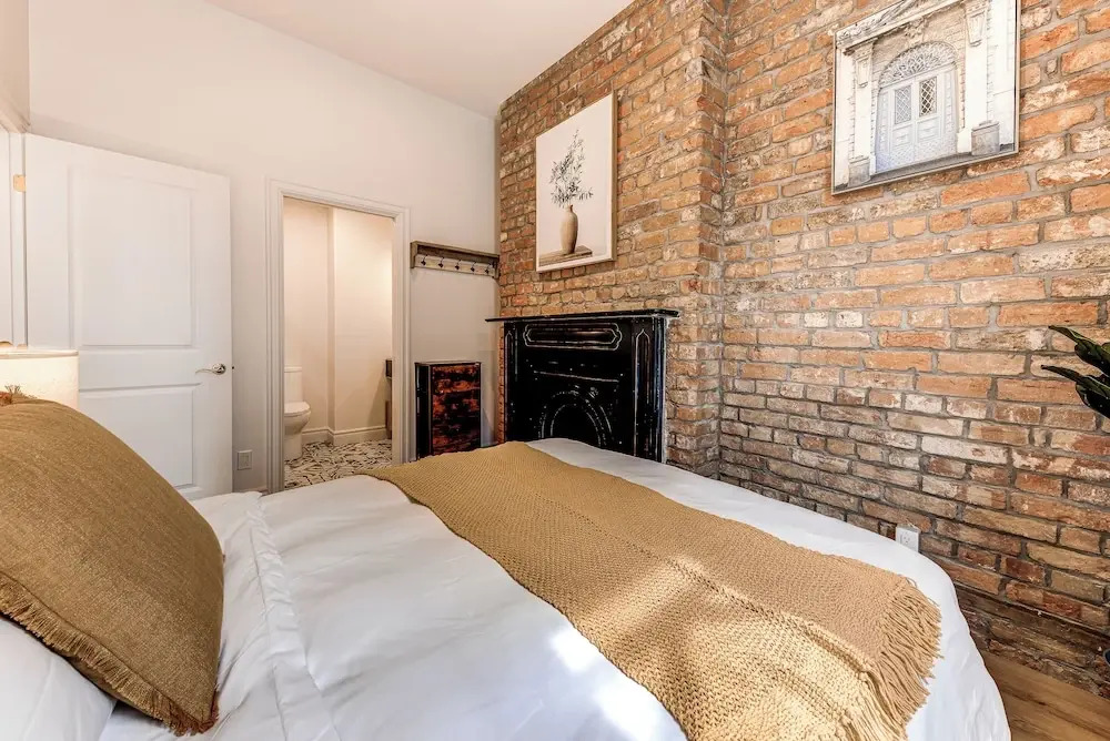 Historic Two Bedroom Facing Parliament